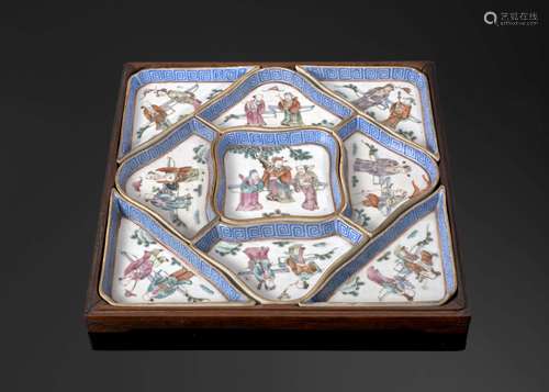 PLATEAU À   SUCRERIES EN PORCELAINE ET SON COFFRET EN BOIS, CHINE, FIN DE LA DYNASTIE   QING (1644-1912) 