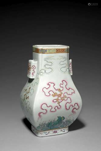 VASE HU EN   PORCELAINE CÉLADON ET EMAILLÉE, CHINE, DYNASTIE QING, ÉPOQUE GUANGXU   (1875-1908) 