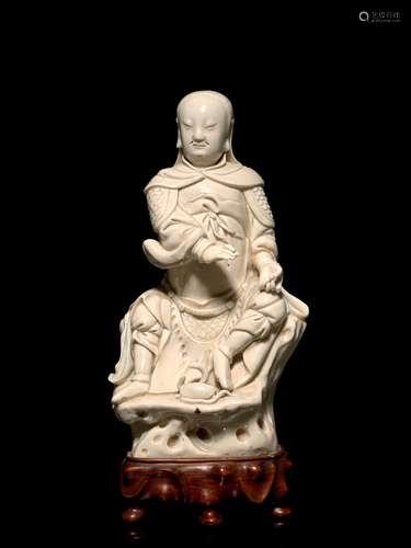 STATUETTE DE   ZHENWU EN PORCELAINE BLANC DE CHINE, CHINE, DYNASTIE QING, XVIIIe-XIXe SIÈCLE 