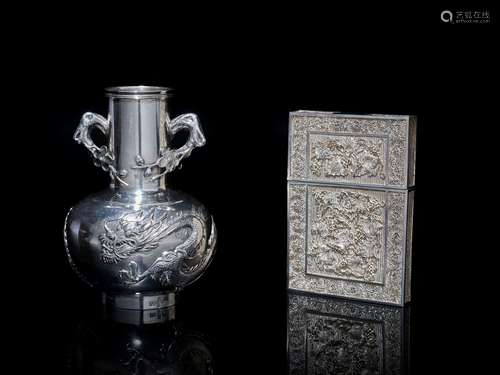 UN PETIT VASE EN   ARGENT, CHINE, CANTON, CIRCA 1880 ET UN ETUI À CARTES EN ARGENT FILIGRANE,   CHINE, DÉBUT DU XXe SIÈCLE 