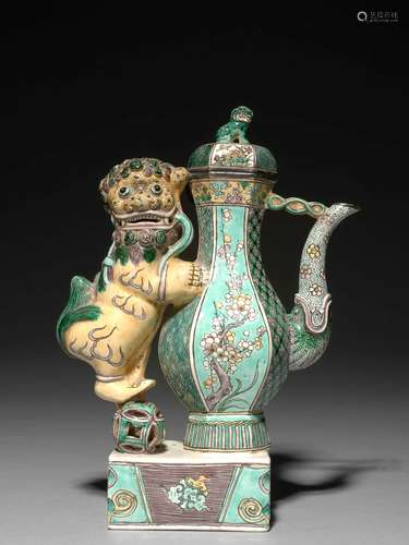 VERSEUSE EN   PORCELAINE EMAILLÉE JAUNE, VERT ET AUBERGINE, CHINE, DYNASTIE QING, XIXe   SIÈCLE 