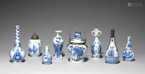 HUIT PETITS   VASES EN PORCELAINE BLEU BLANC, CHINE, DYNASTIE QING, XVIIIe ET XIXe SIÈCLE 