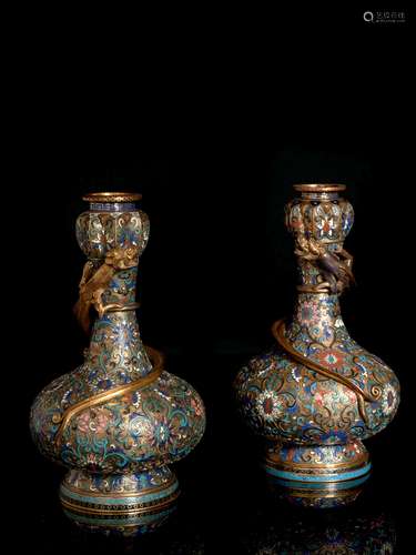 PAIRE DE VASES   EN ÉMAUX CHAMPLEVÉS, CHINE, PREMIÈRE MOITIÉ DU XXe SIÈCLE 