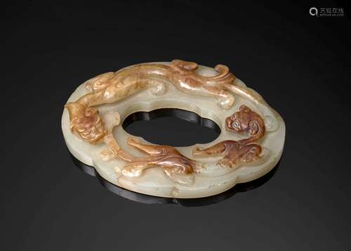 PLAQUE EN JADE   CÉLADON PÂLE TEINTÉ DE ROUILLE, CHINE, DYNASTIE QING, XIXe SIÈCLE 