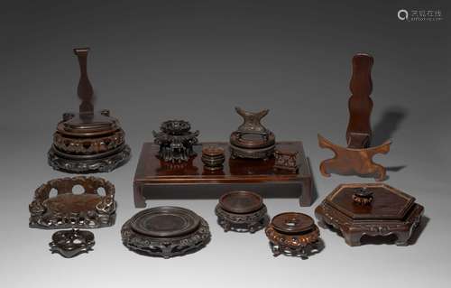 LOT DE   QUARANTE-UN SOCLE EN BOIS, CHINE 