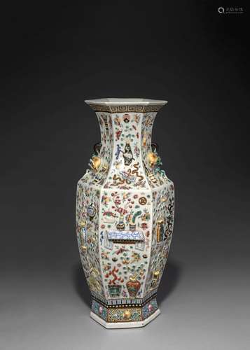 VASE EN   PORCELAINE FAMILLE ROSE, CHINE, DYNASTIE QING, FIN DU XIXe-DÉBUT DU XXe   SIÈCLE 