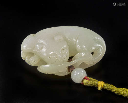 A small jade toggle of cats and a mouse