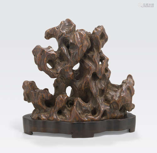 A pieced chenxiangmu desk ornament