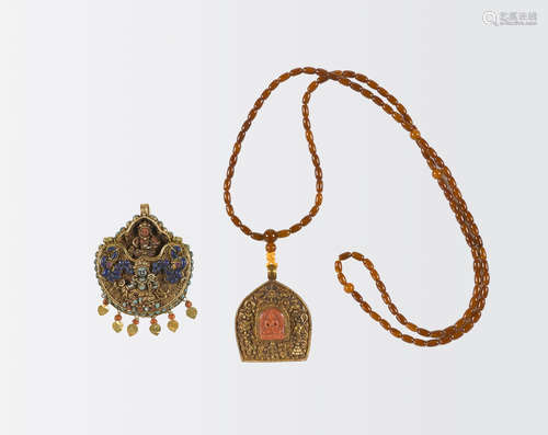 A gold and semi-precious stone pendant, gau Nepal, 19th/20th century