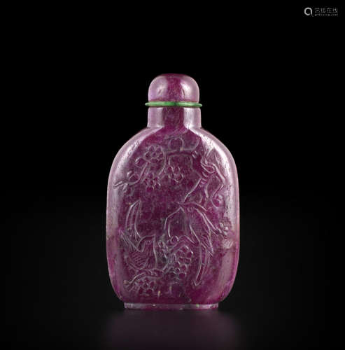 A carved ruby snuff bottle 1880-1930