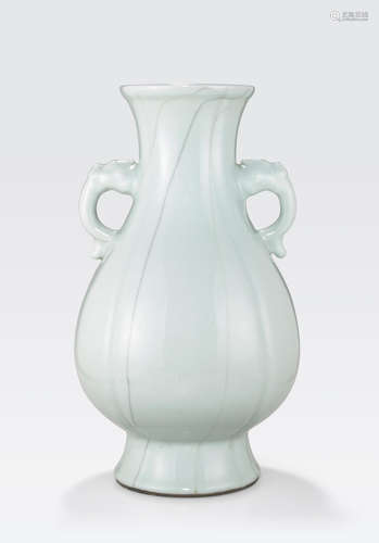 A Guan-style crackled celadon vase 19th century