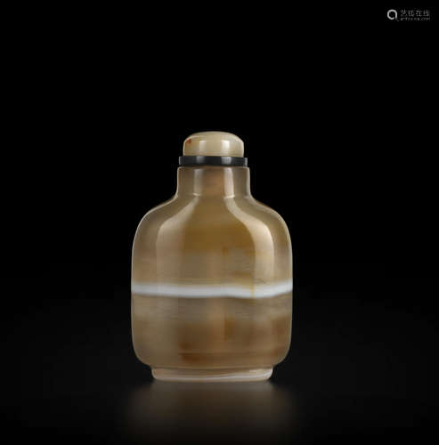 A banded agate 'yudai' snuff bottle 1780-1860