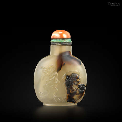 A finely carved chalcedony snuff bottle 1800-1850