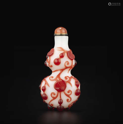 A red overlay white glass 'double-gourd' snuff bottle 1780-1850