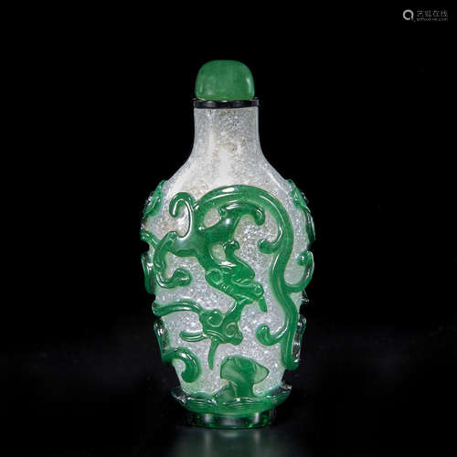 A green-on-snowflake glass 'dragon' snuff bottle 1730-1780