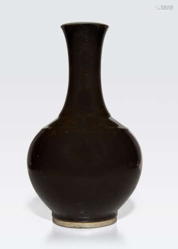 A black glazed long neck vase Late Qing/Republic period