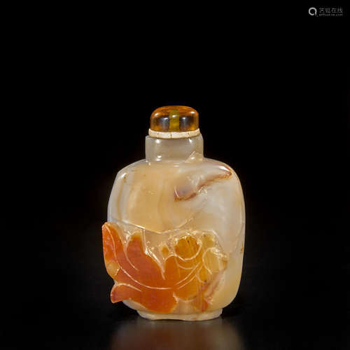 A carnelian snuff bottle