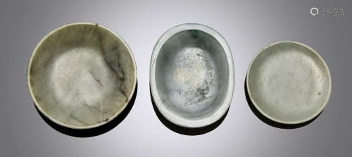 Three jade and hardstone snuff saucers