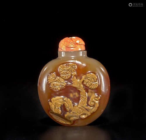 A cameo chalcedony snuff bottle 20th century