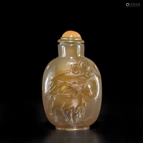 A carved chalcedony snuff bottle 20th century