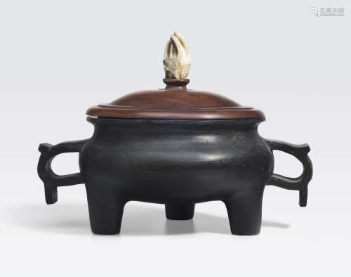 A cast bronze censer Xuande mark, Qing dynasty