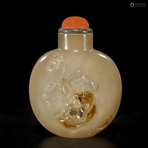 A carved chalcedony snuff bottle 1850-1930