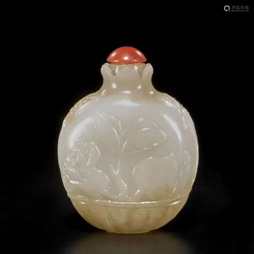 A white and russet jade 'pomegranate' snuff bottle 20th century