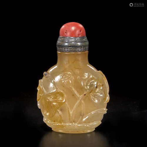 A chalcedony 'lotus' snuff bottle 1850-1930