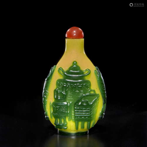A green overlay yellow glass snuff bottle 1830-1930