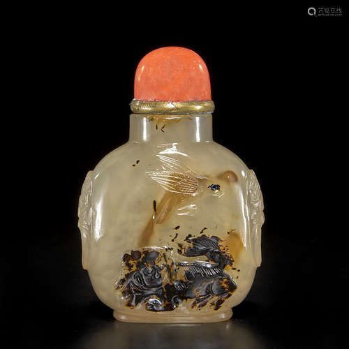 A carved chalcedony snuff bottle 1850-1930