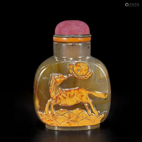A carved chalcedony snuff bottle 20th century