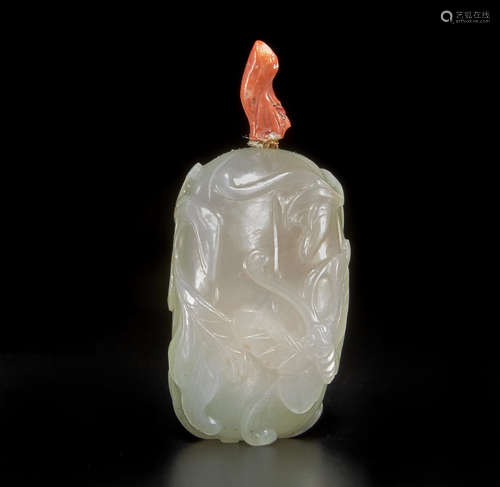 A white jade snuff bottle