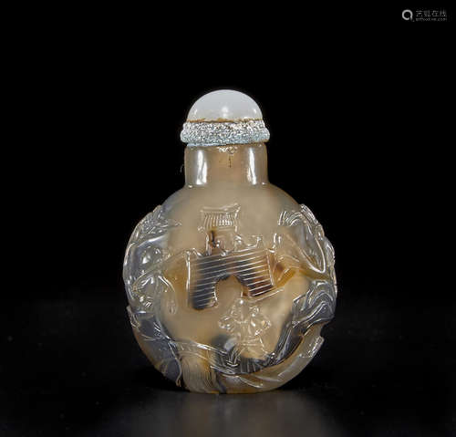 A carved chalcedony snuff bottle 1830-1920