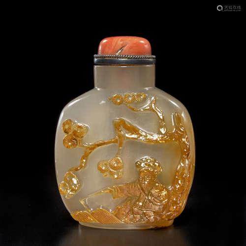 A carved cameo chalcedony snuff bottle