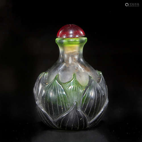 A green overlay clear glass snuff bottle