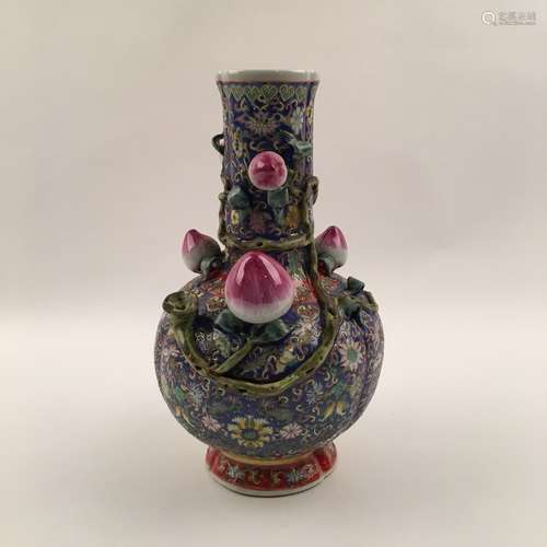 Fine chinese Famille Rose Vase