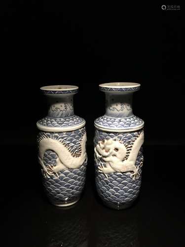 A Pair Blue and White Dragon Vase