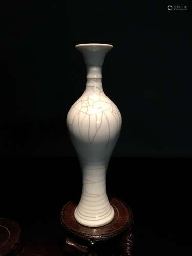 Fine Chinese Ge Yao Long Neck Vase