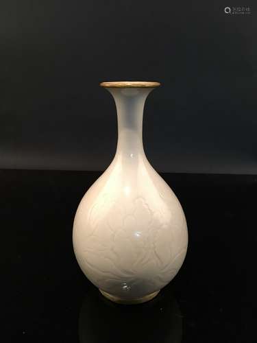 Fine Ding Yao Vase