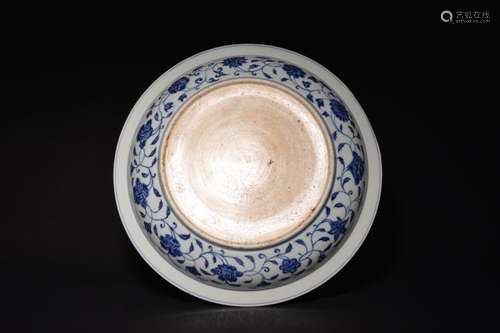 A LARGE OF BLUE AND WHITE DISH , Ming Dynasty