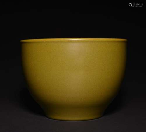 A TEA-DUST-GLAZED JAR , Qing Dynasty