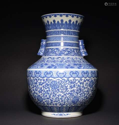 A LARGE OF BLUE AND WHITE VASE , Qing Dynasty