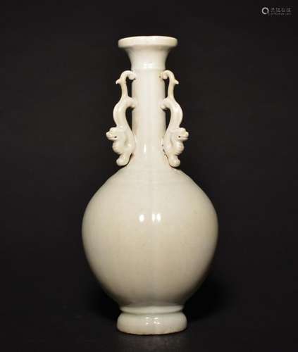 A GUAN-TYPE-GLAZED DRAGON VASE , Qing period