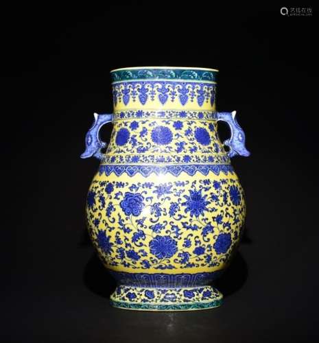 A YELLOW-GROUND BLUE AND WHITE VASE , Qing Dynasty