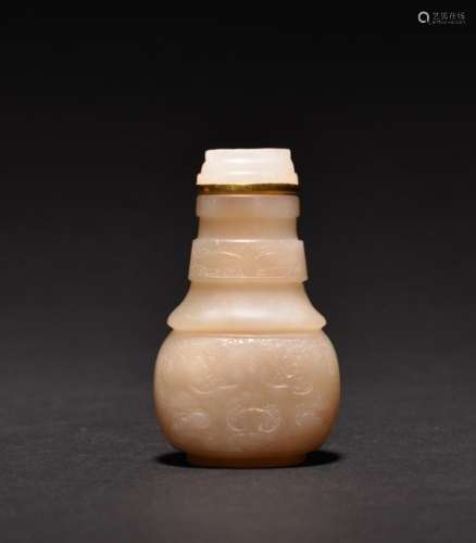A CARVED WHITE JADE SNUFF BOTTLE , Qing Dynasty