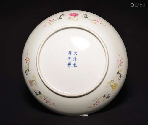 A YELLOW-GROUND FAMILLE-ROSE DISH , Qing Dynasty