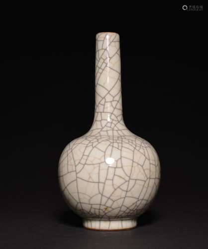 A GE-TYPE BOTTLE VASE , Qing Dynasty