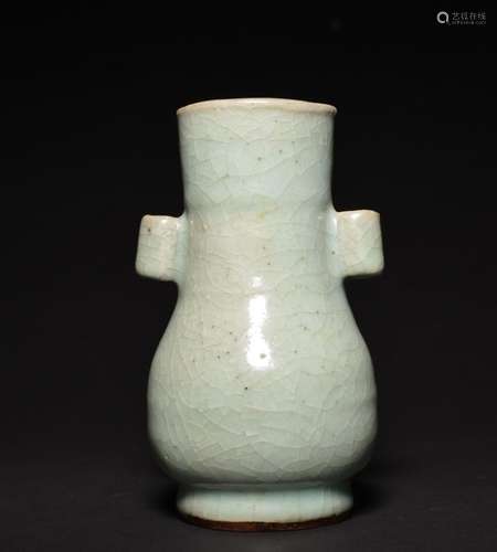 A GUAN-TYPE VASE , Qing Dynasty