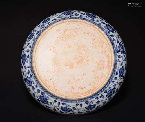 A LARGE OF BLUE AND WHITE DISH , Ming Dynasty