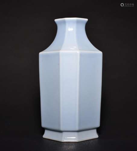 A CLEAR-DE-LUNE-GLAZED VASE , Qing Dynasty